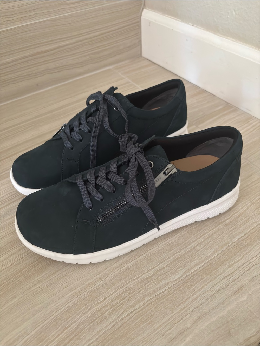 Ziera Super Support Navy Suede Comfort Sneakers Side Zip Women’s Size 10 NWOT